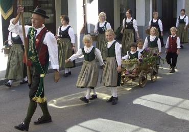 Unsere jüngsten beim Festzug durch die Stadt