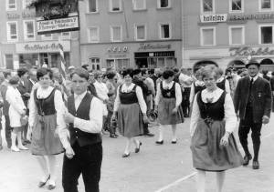 Maidultfestzug 1969 in Passau, rechts im Bild Vorstand Franz Xaver Eder