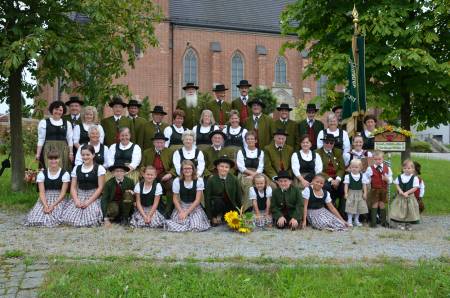 Gruppenfoto am Dorfplatz vor der Pfarrkirche Alkofen 2016