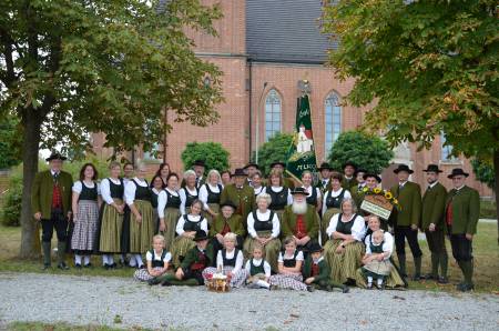 Gruppenfoto am Dorfplatz vor der Pfarrkirche Alkofen im August 