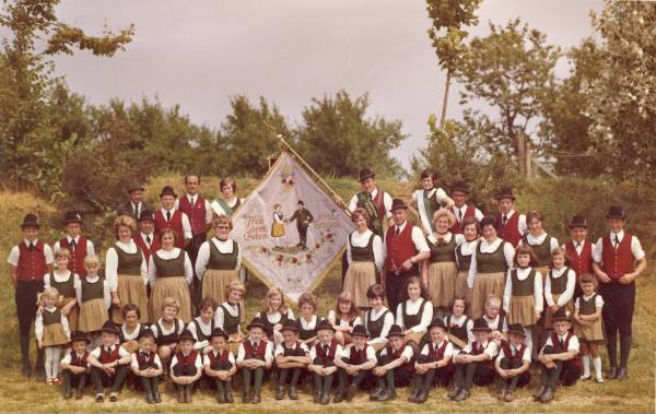Fahnenweihe 1971: Der Festverein mit der neuen Fahne, in der Mitte rechts Vorstand Ludwig Wanner