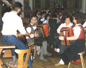 Das erste Volksmusikseminar 1987: Die Musiklehrer spielen im Gasthaus Gutsmidl auf