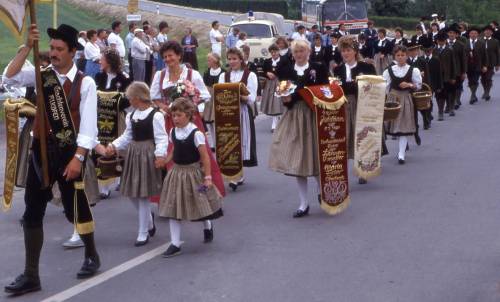 40-jähriges Gründungsfest 1987 - Der Jubelverein mit Fahnenmutter und Festjungfrauen
