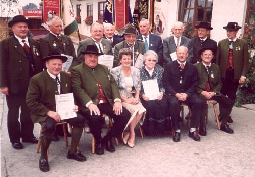 Beim 50-jährigen Gründungsfest 1996: Die Gründungsmitglieder mit den Ehrengästen vorm Vereinslokal.