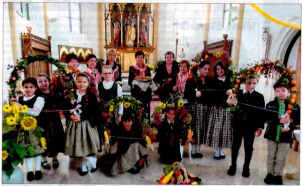 Die Kinder und Jugendlich vom Heimat- und Trachtenverein hatten aufwendige Blumenbögen für das Erntedankfest gebastelt.